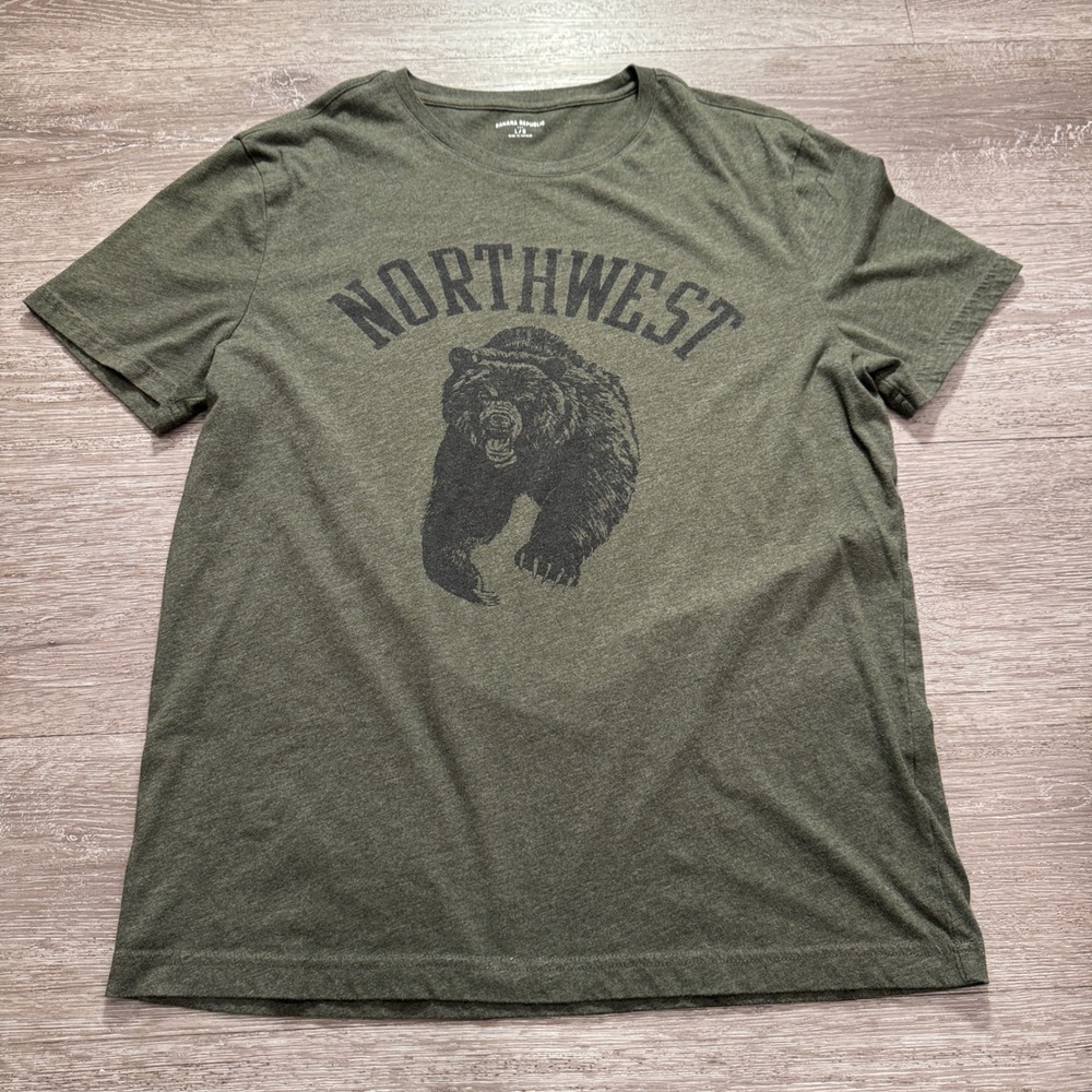 Banana Republic Shirt Mens Large Olive Green Cotton‎ Northwest Bear Gorpcore Tee